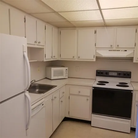 $1,750 | 1300 Northeast Miami Gardens Drive, Unit 810E, Miami, FL 33179