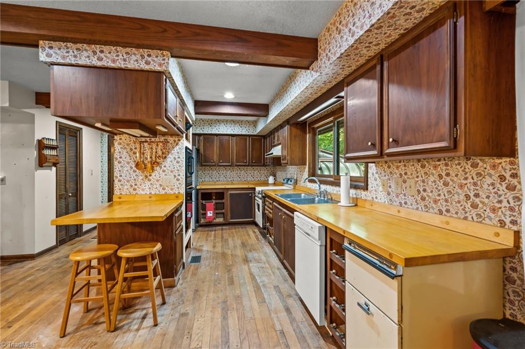 5718 Oak Tree Road Greensboro, NC 27455 - Photo 4 of 40