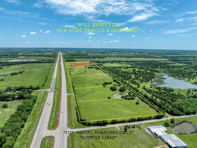 a view of a tennis court
