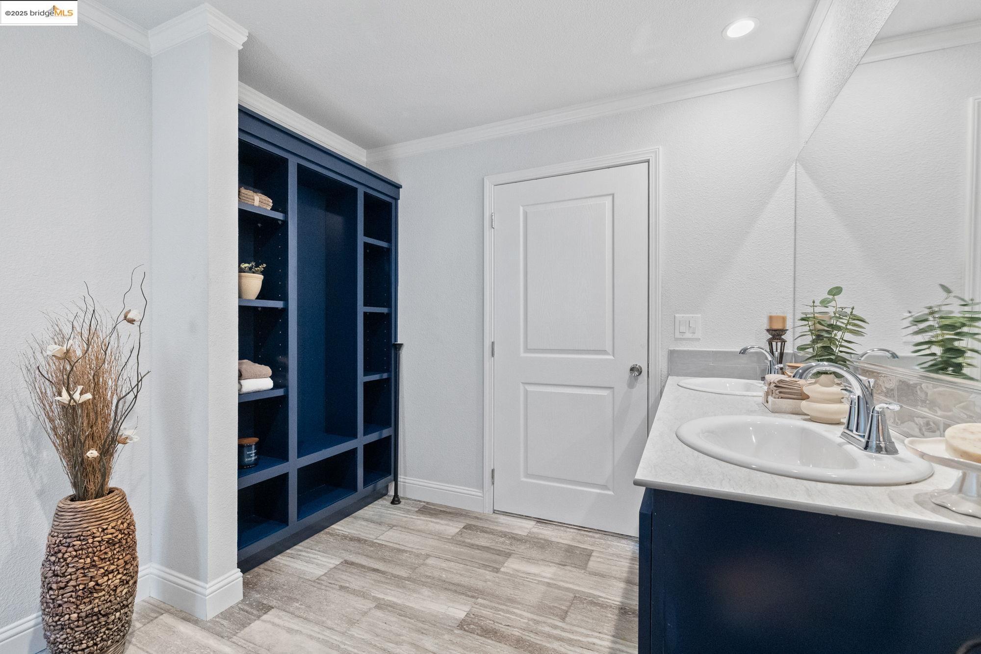 18717 Mill Villa Road, Unit 547 Jamestown, CA 95327 - Photo 20 of 20 a bathroom with a sink and a mirror