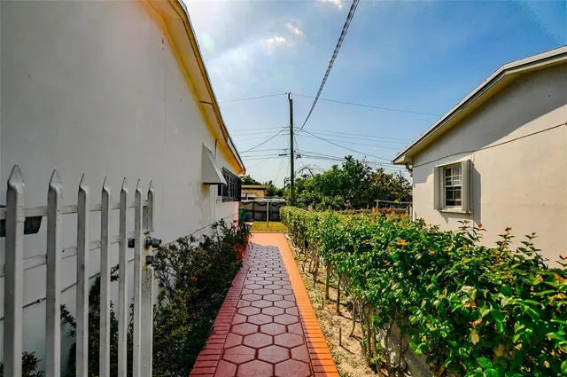 a view of a pathway with house on both side