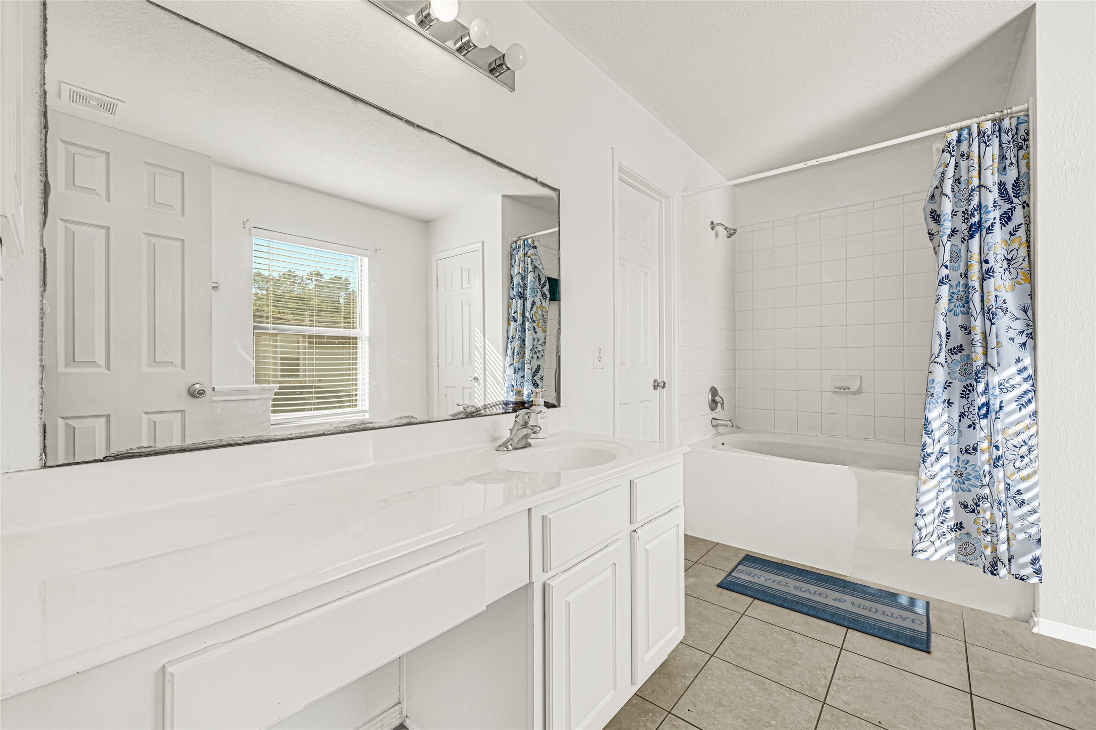 2911 Aspen Fair Trail Spring, TX 77389 - Photo 17 of 24 a bathroom with a bathtub and a sink