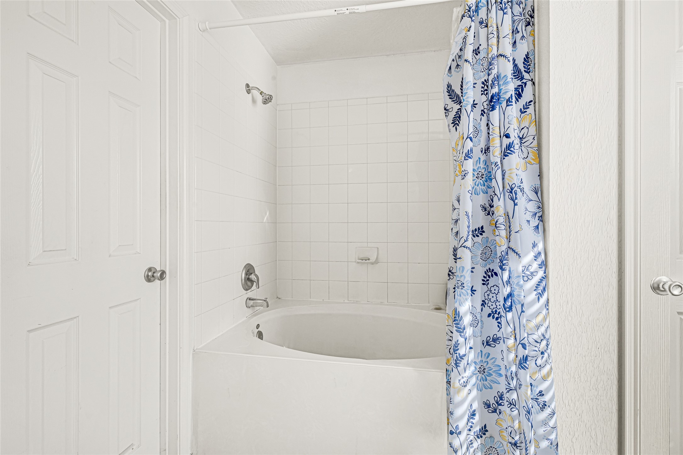 2911 Aspen Fair Trail Spring, TX 77389 - Photo 18 of 24 a bathroom with a bathtub and shower curtain