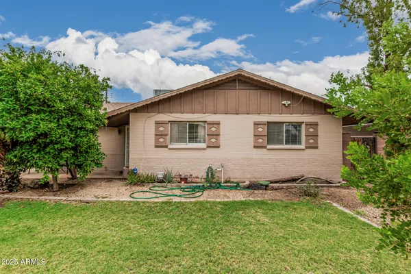a view of a house with backyard and garden