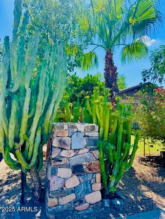 a view of a house with backyard and garden