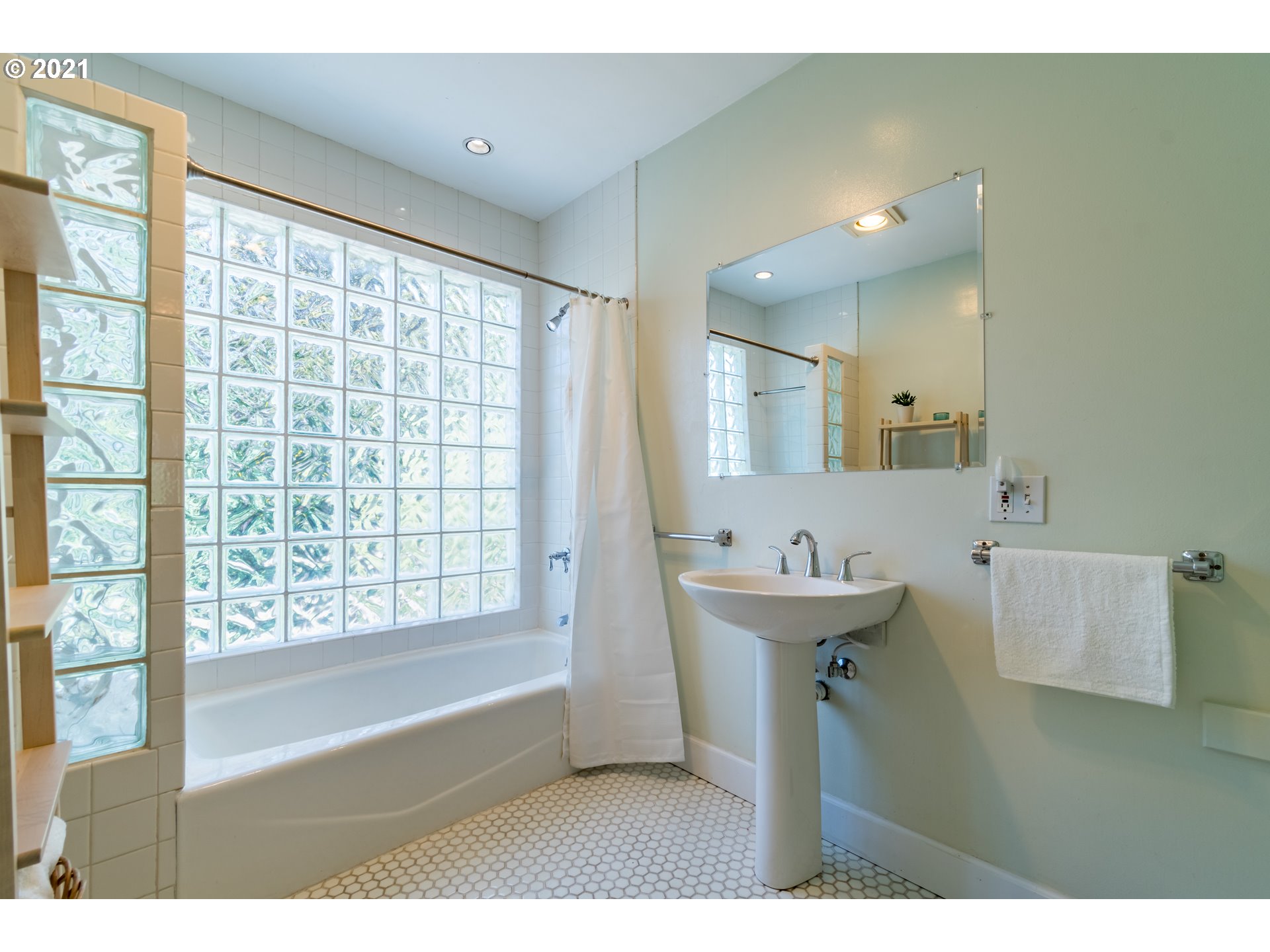 2500 Spring Boulevard Eugene, OR 97403 - Photo 16 of 32 Gallery Image 16