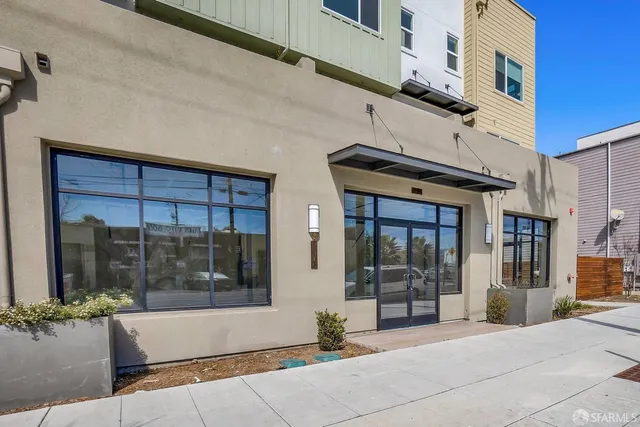 $2 | 950 West Grand Avenue, Oakland, CA 94607