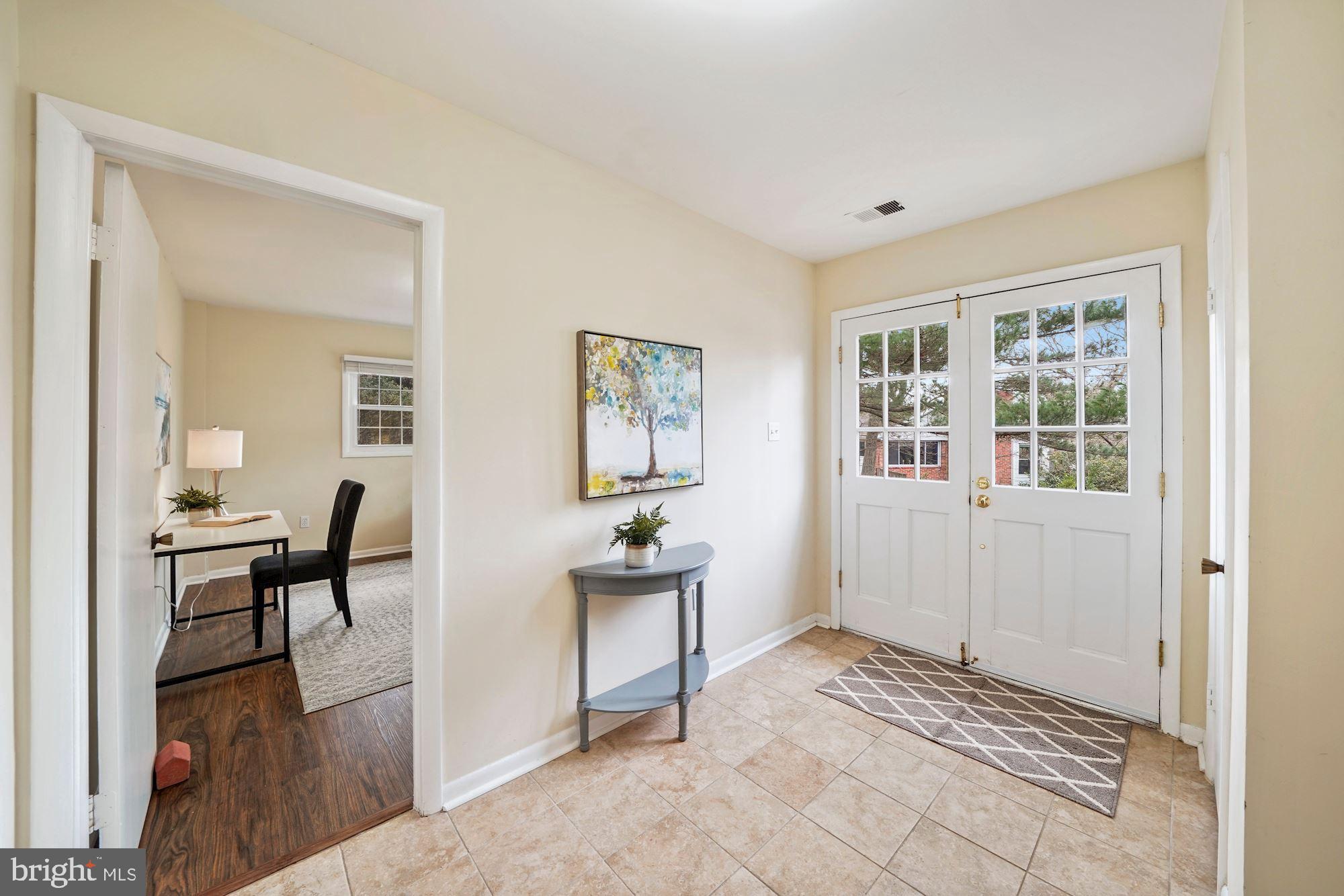 2643 South Arlington Ridge Road Arlington, VA 22202 - Photo 3 of 29 Foyer