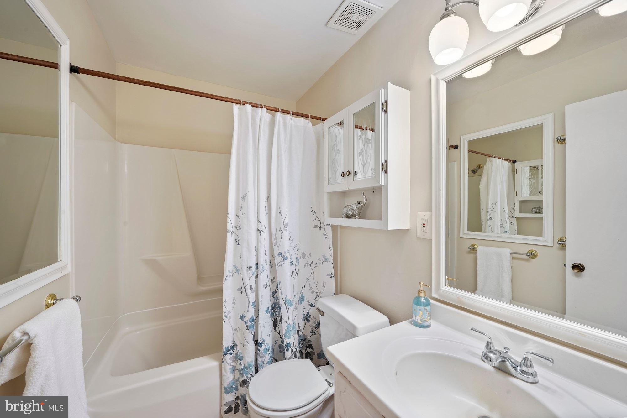 2643 South Arlington Ridge Road Arlington, VA 22202 - Photo 22 of 29 Full Bath