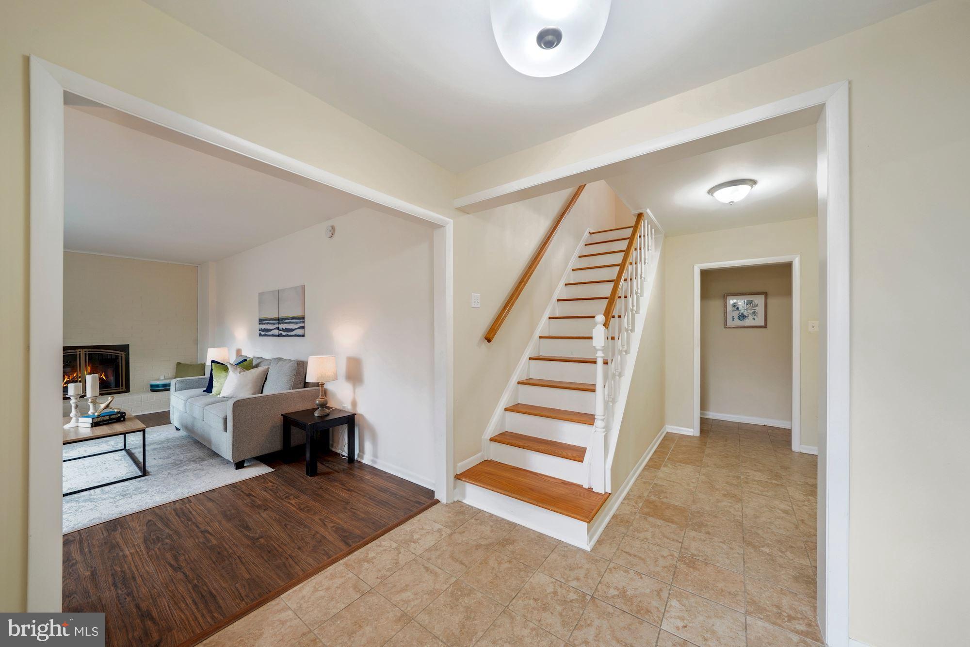 2643 South Arlington Ridge Road Arlington, VA 22202 - Photo 4 of 29 Foyer