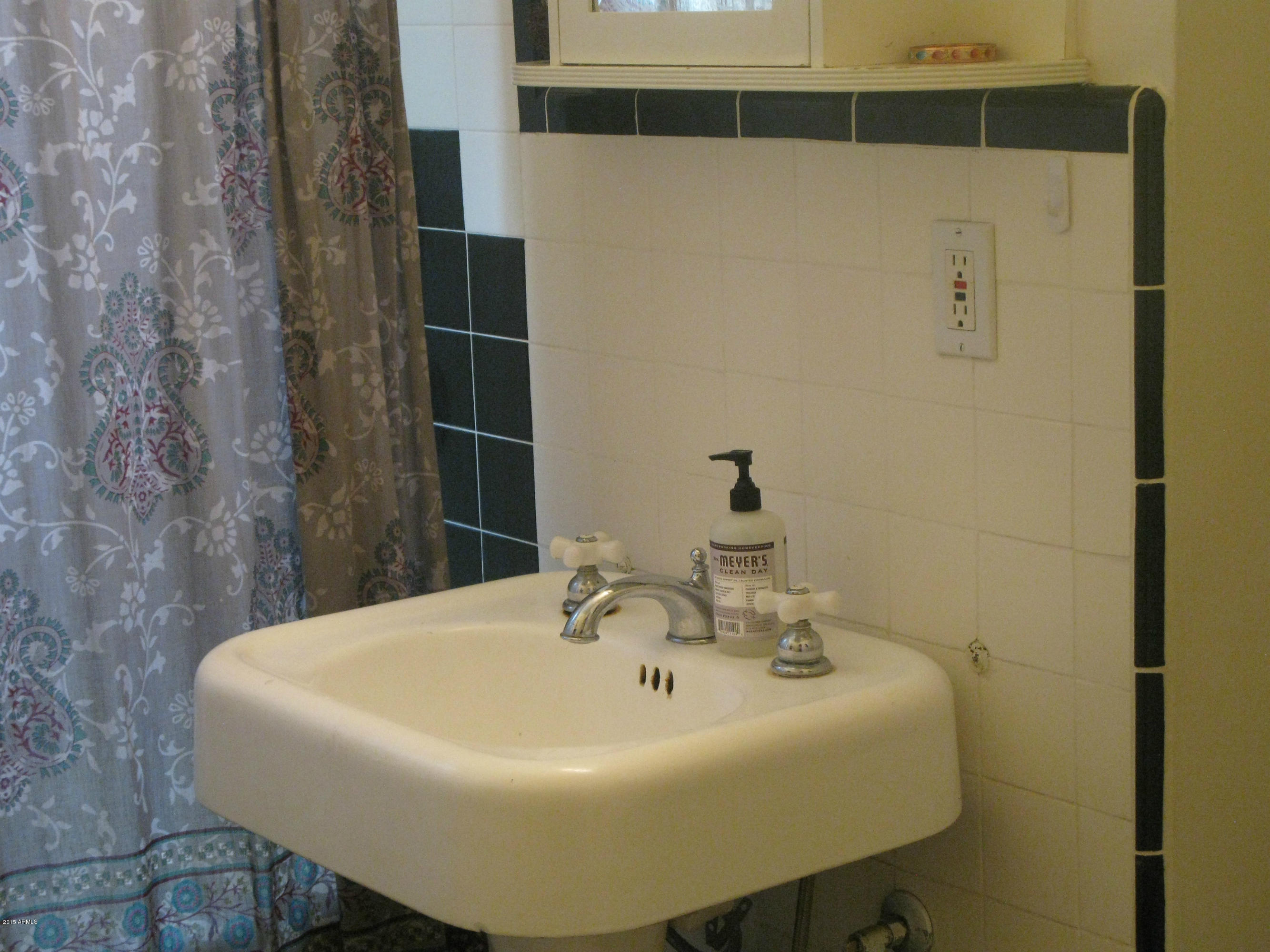 1459 East Flower Street Phoenix, AZ 85014 - Photo 30 of 40 Hall bathroom