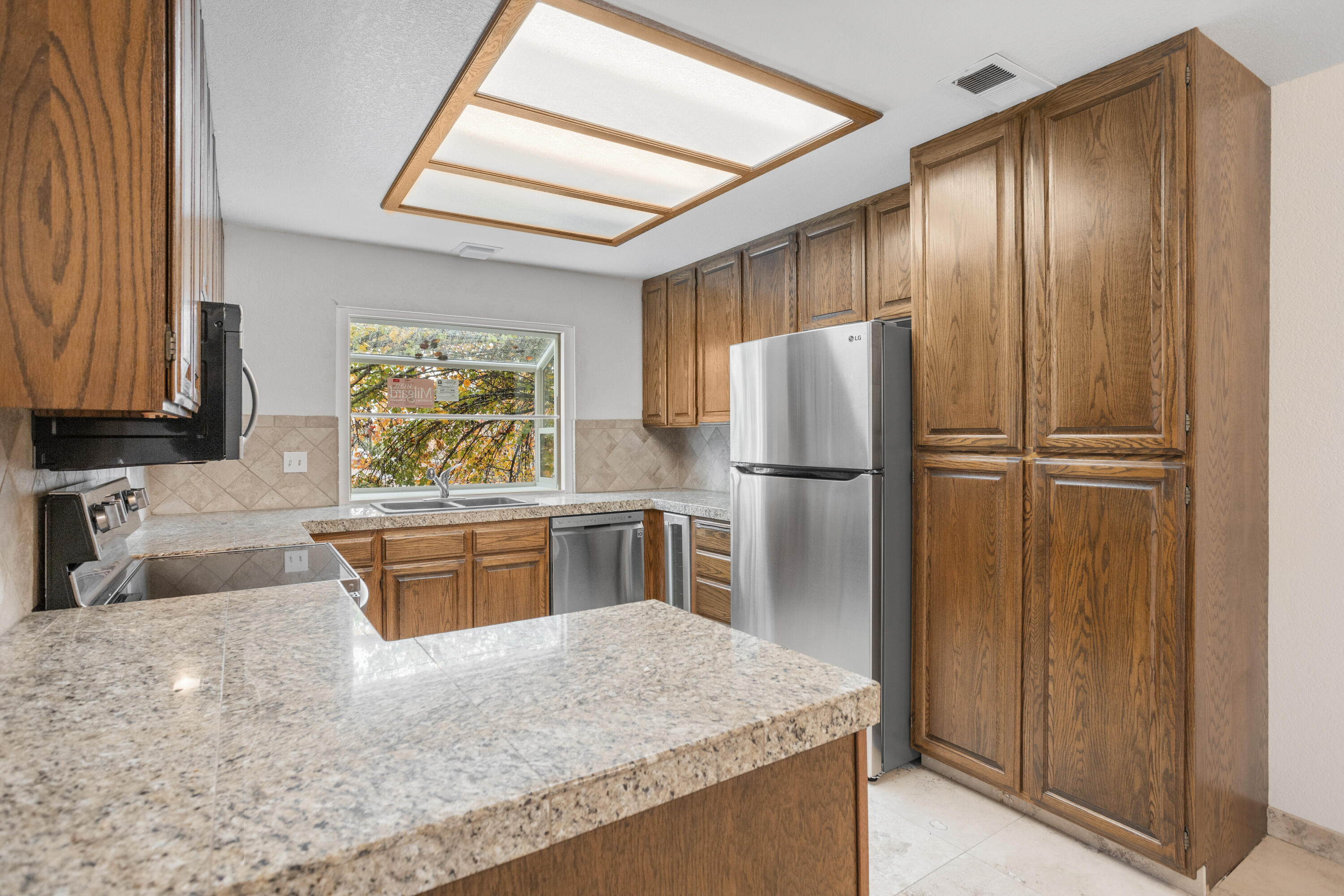 488 Ridgecrest Trail, Unit 233 Redding, CA 96003 - Photo 4 of 22 IMG_3371