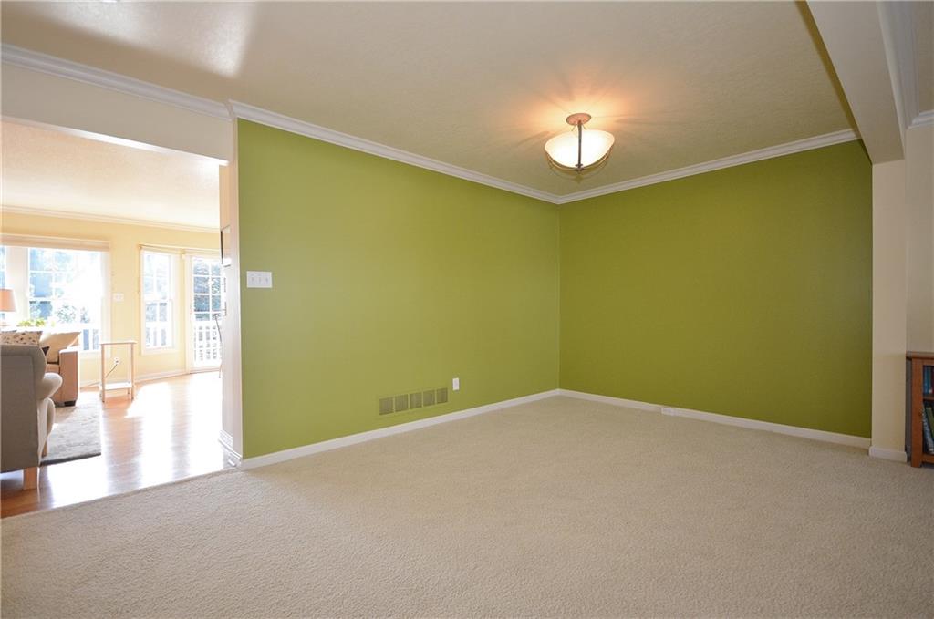 11 Castle View Drive McKees Rocks, PA 15136 - Photo 5 of 25 Dining room