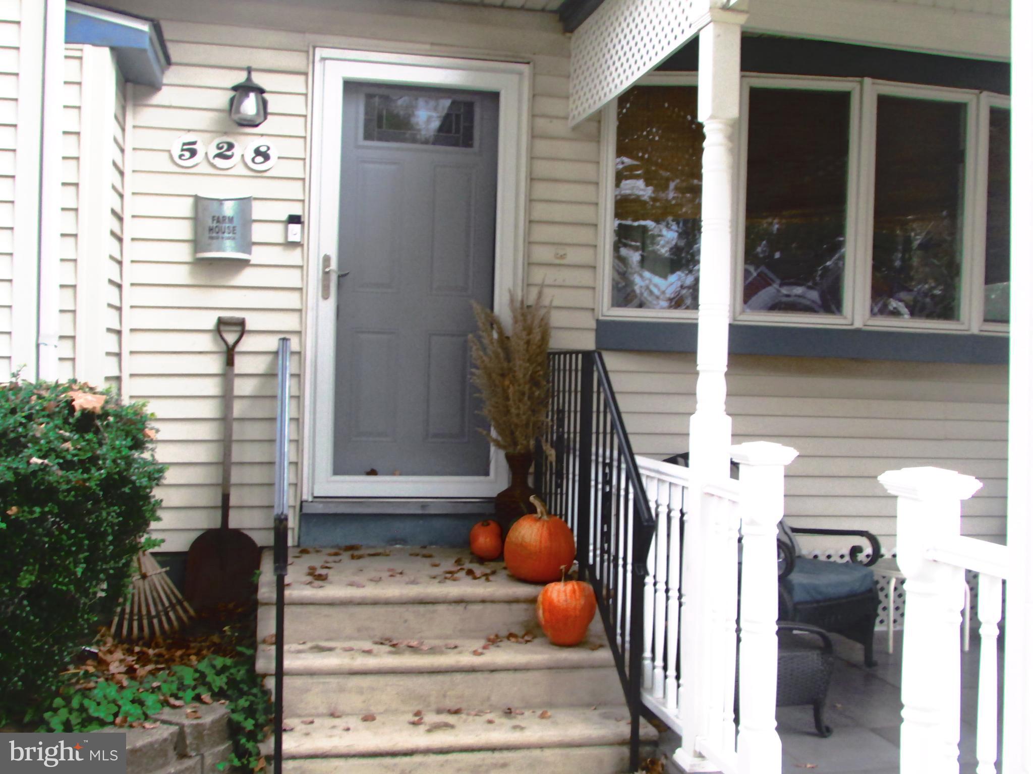 528 Cramer Avenue Beverly, NJ 08010 - Photo 2 of 24 Front door