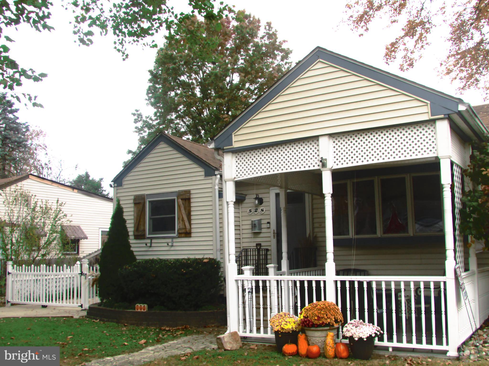 528 Cramer Avenue Beverly, NJ 08010 - Photo 3 of 24 Front Patio