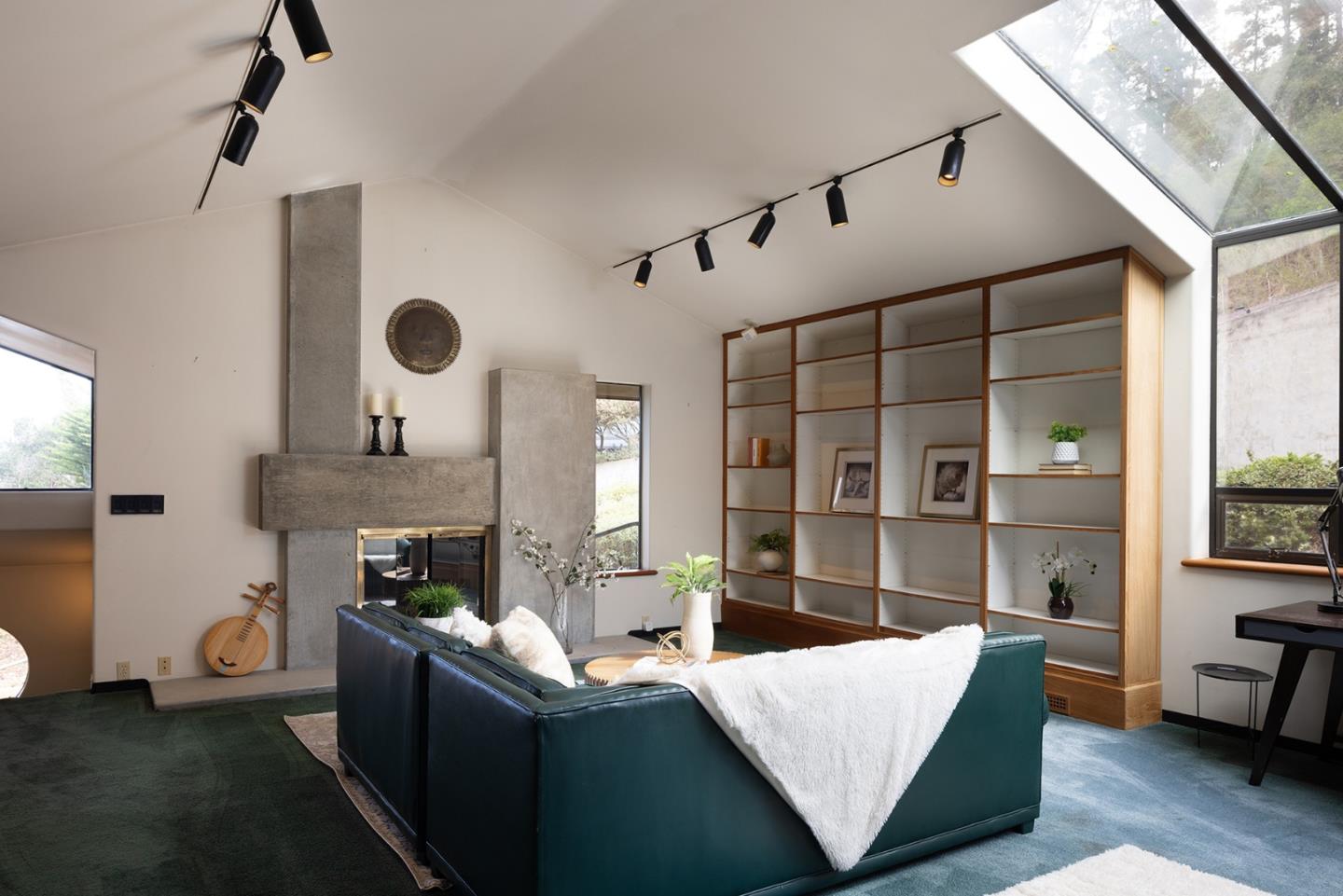 571 Viejo Road Carmel, CA 93923 - Photo 26 of 41 a living room with furniture