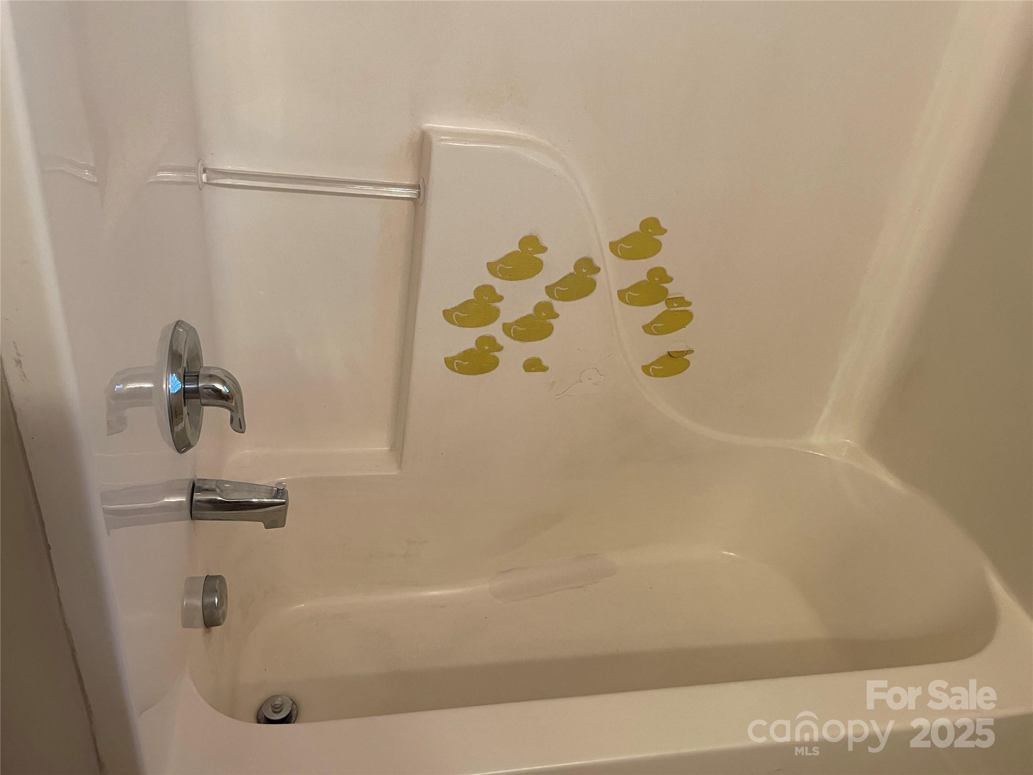 112 Ridgewood Lane York, SC 29745 - Photo 8 of 15 a bathroom with a bathtub