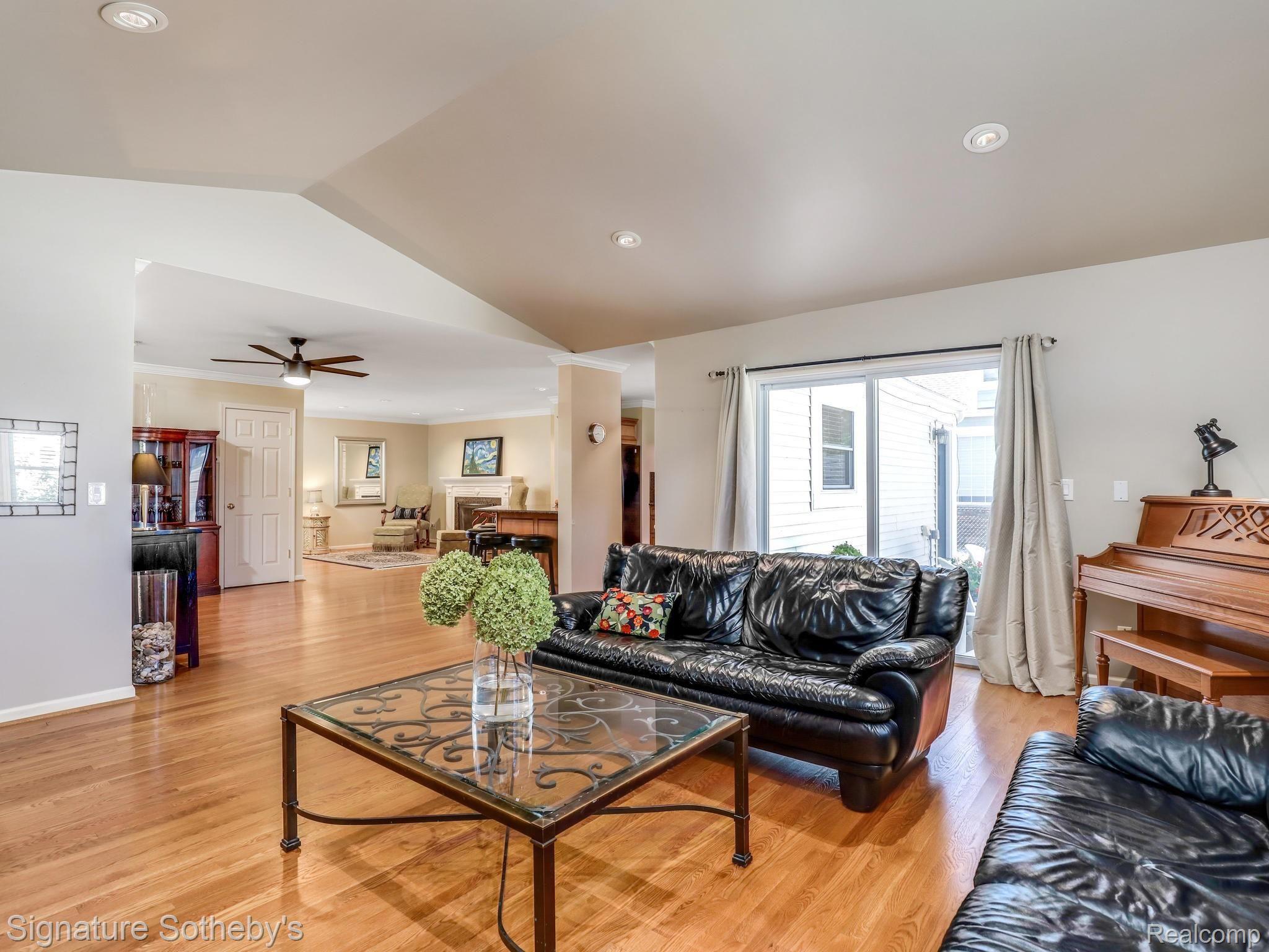 2695 Yorkshire Road Birmingham, MI 48009 - Photo 10 of 37 11.jpg