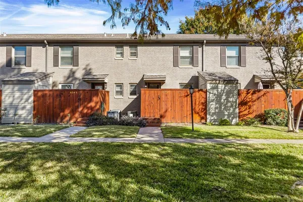 a view of front of a house with a yard