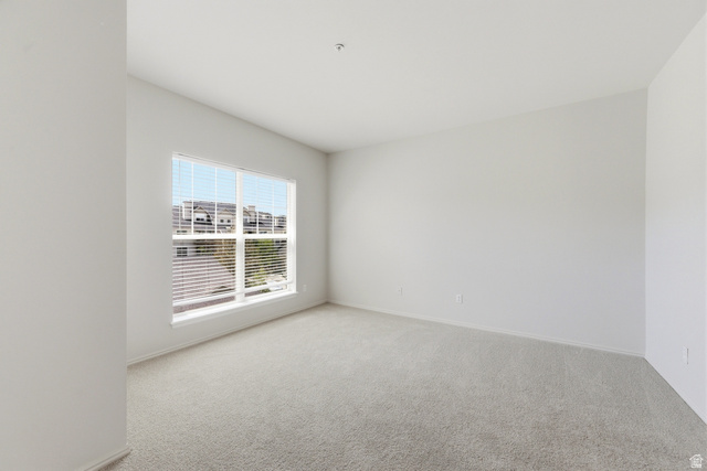 900 Bitner Road, Unit P20 Park City, UT 84098 - Photo 21 of 42 Spacious room featuring neutral carpeting, light-toned walls, and a large window with horizontal blinds