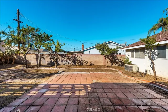 a view of a yard with plants