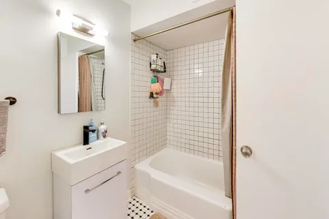 $175,000 | 1008 Washington Boulevard, Unit 9, Oak Park, IL 60302