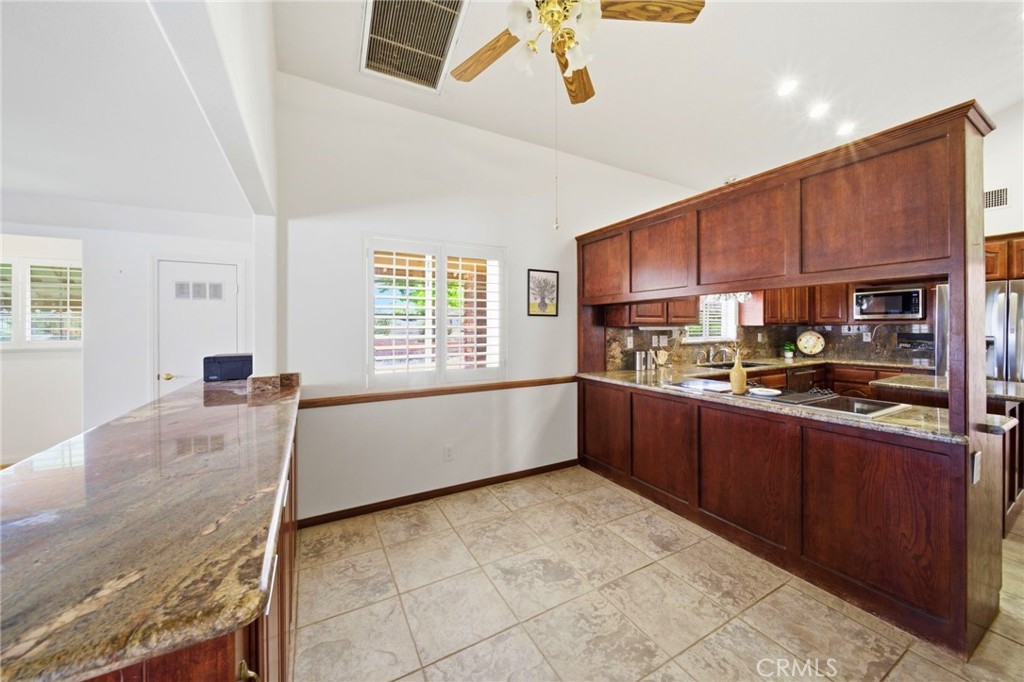 19670 Tonkawan Road Apple Valley, CA 92307 - Photo 20 of 70 Kitchen Nook Area