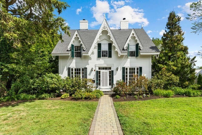 4 Linden Street Wenham, MA 01984 - Photo 2 of 42