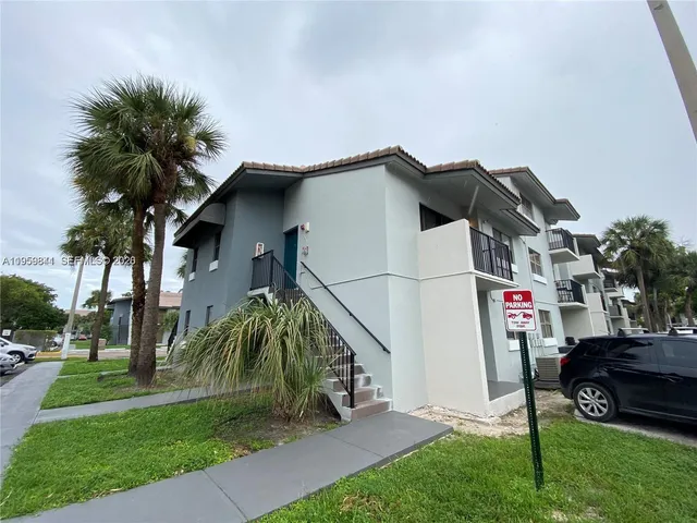 $1,750 | Country Club of Miami, Hialeah, FL 33015