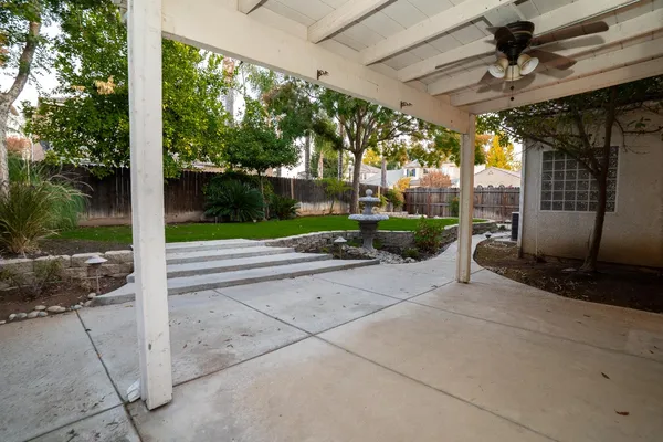 a view of a backyard