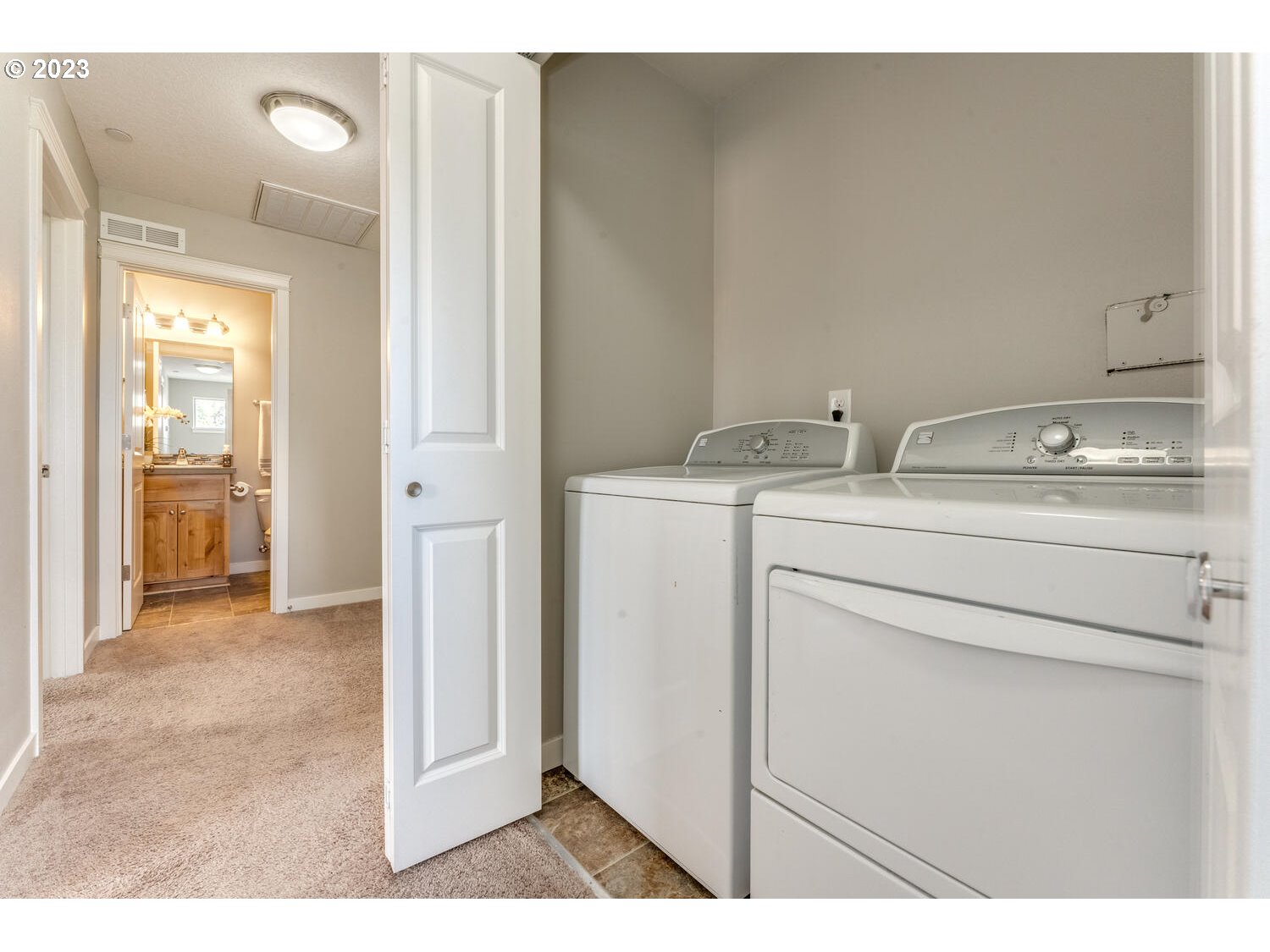 260 North 43rd Place Ridgefield, WA 98642 - Photo 17 of 20 a utility room with dryer and washer