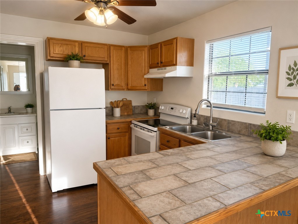 661 West Austin Street, Unit D Luling, TX 78648 - Photo 2 of 7