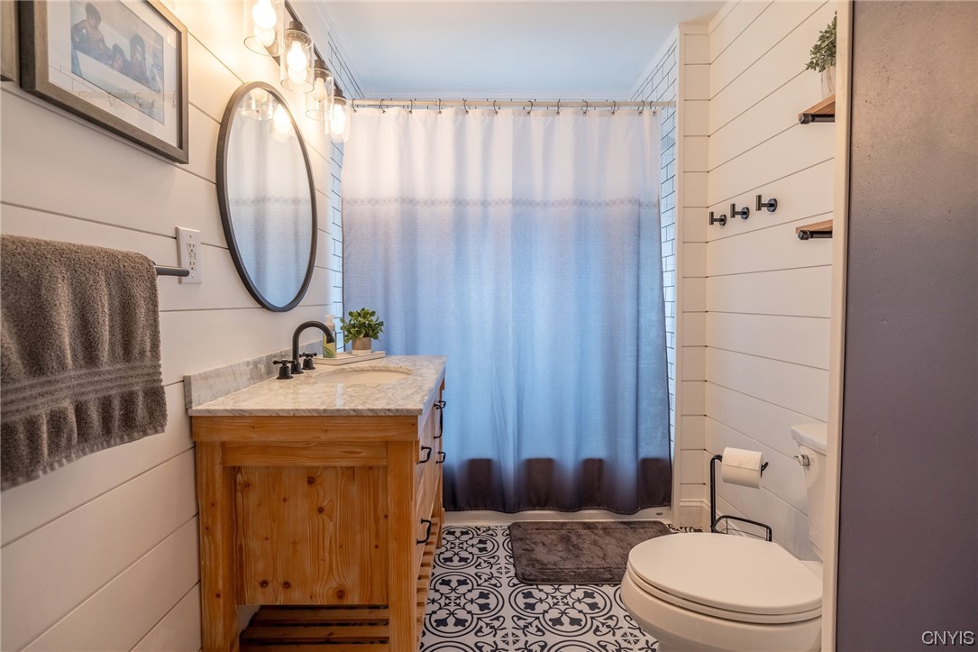 141 Hampton Road Syracuse, NY 13203 - Photo 29 of 39 Upstairs Full Bath