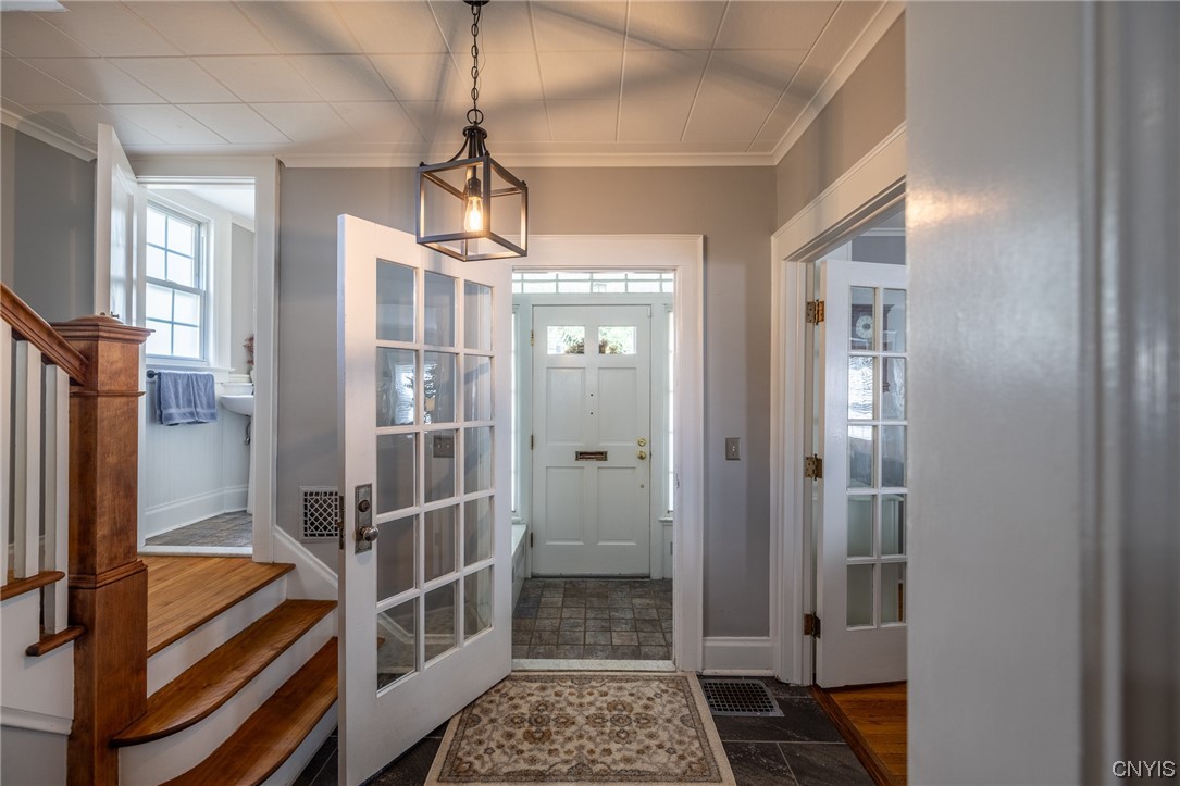 141 Hampton Road Syracuse, NY 13203 - Photo 4 of 39 Foyer