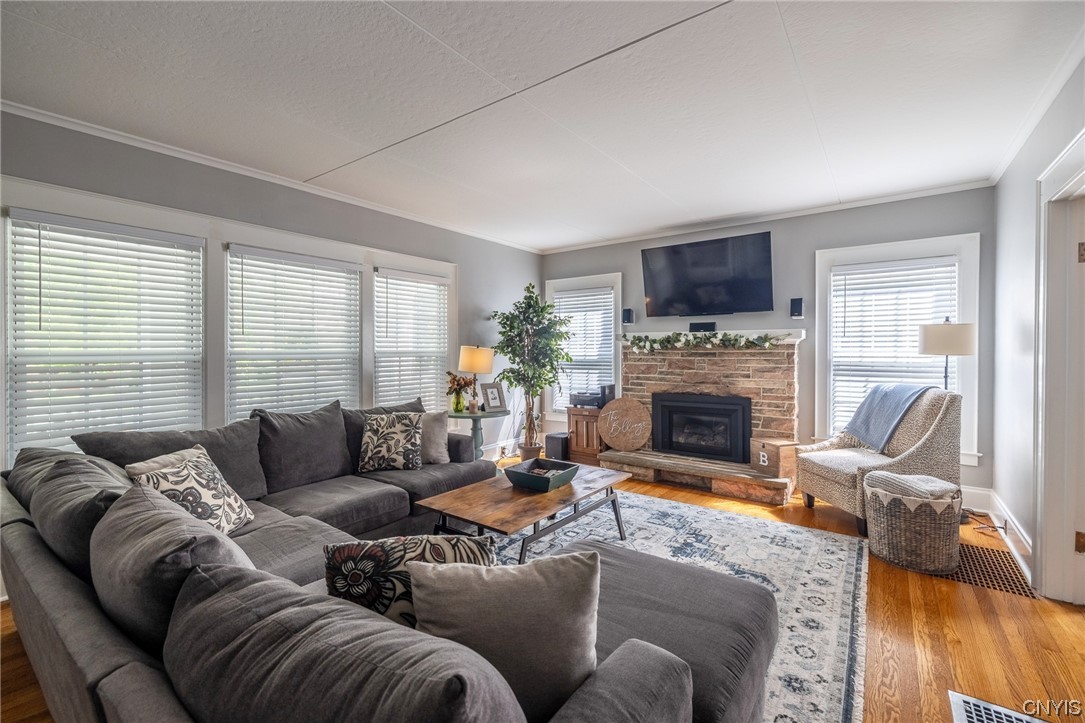 141 Hampton Road Syracuse, NY 13203 - Photo 6 of 39 Living Room