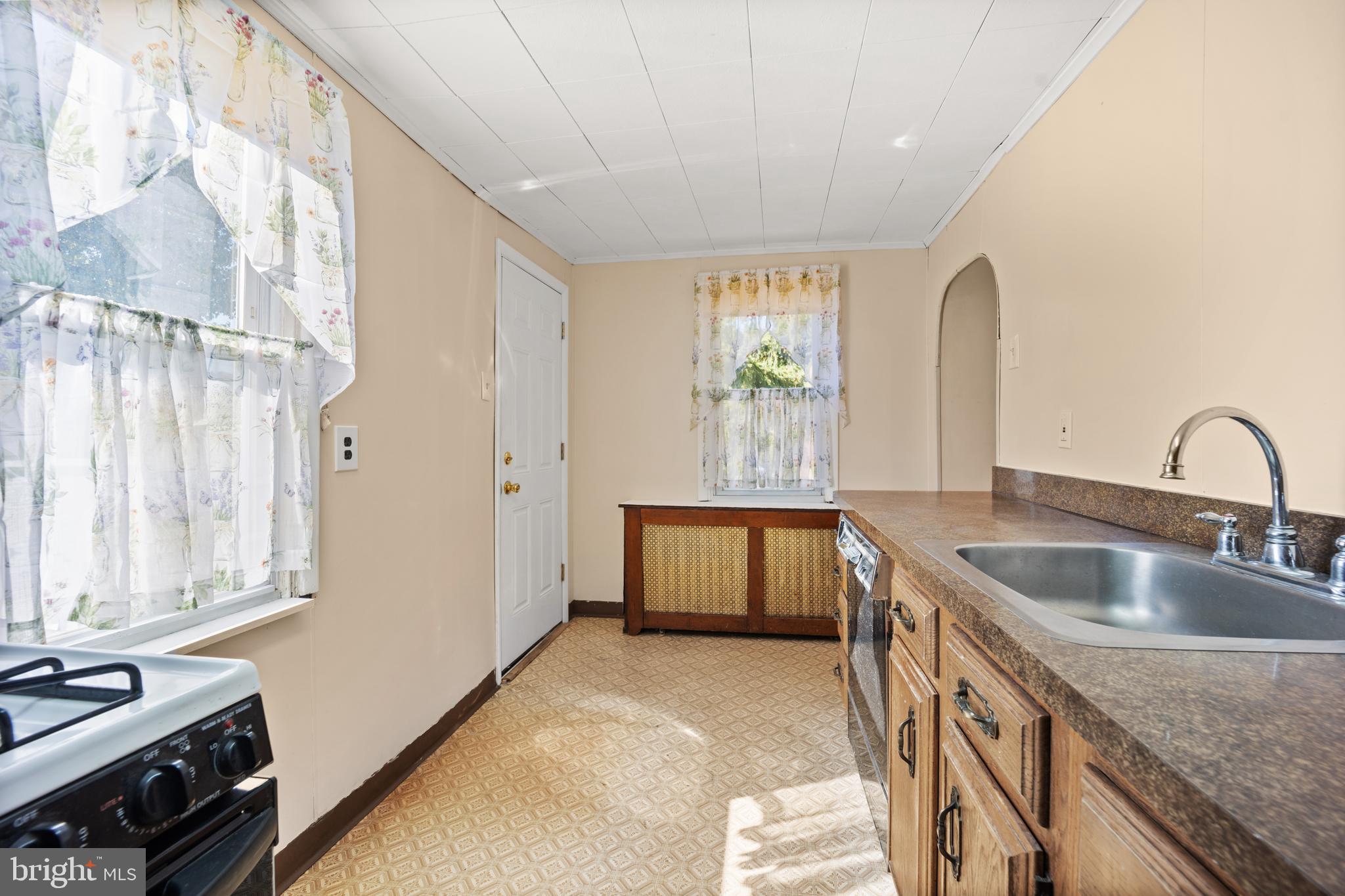 439 Rutledge Avenue Folsom, PA 19033 - Photo 11 of 29 Kitchen