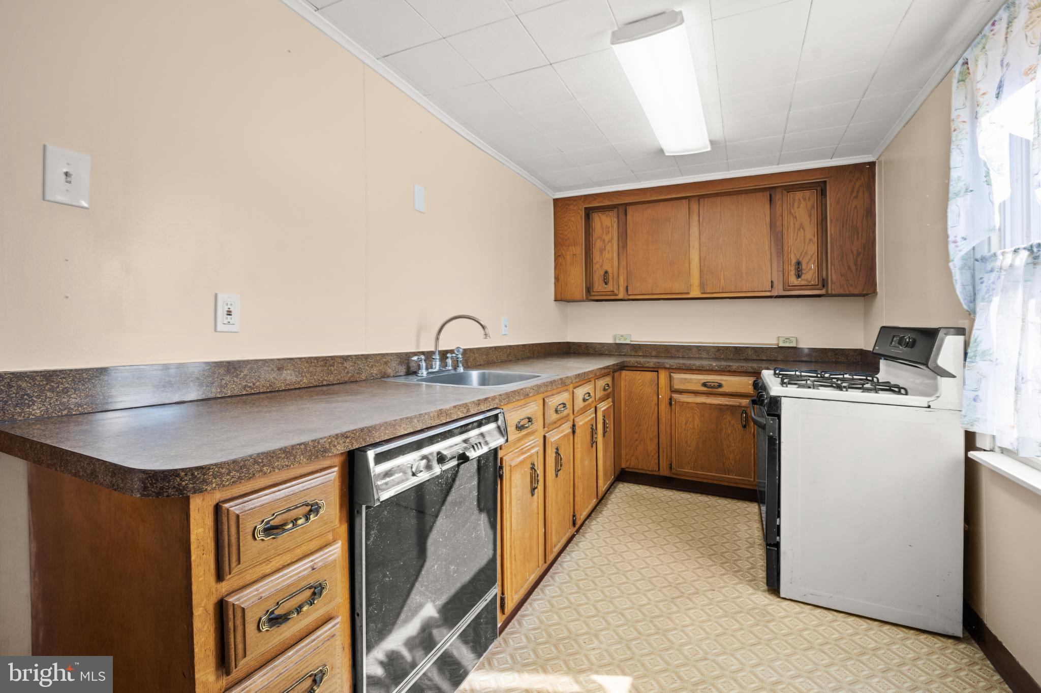 439 Rutledge Avenue Folsom, PA 19033 - Photo 10 of 29 Kitchen