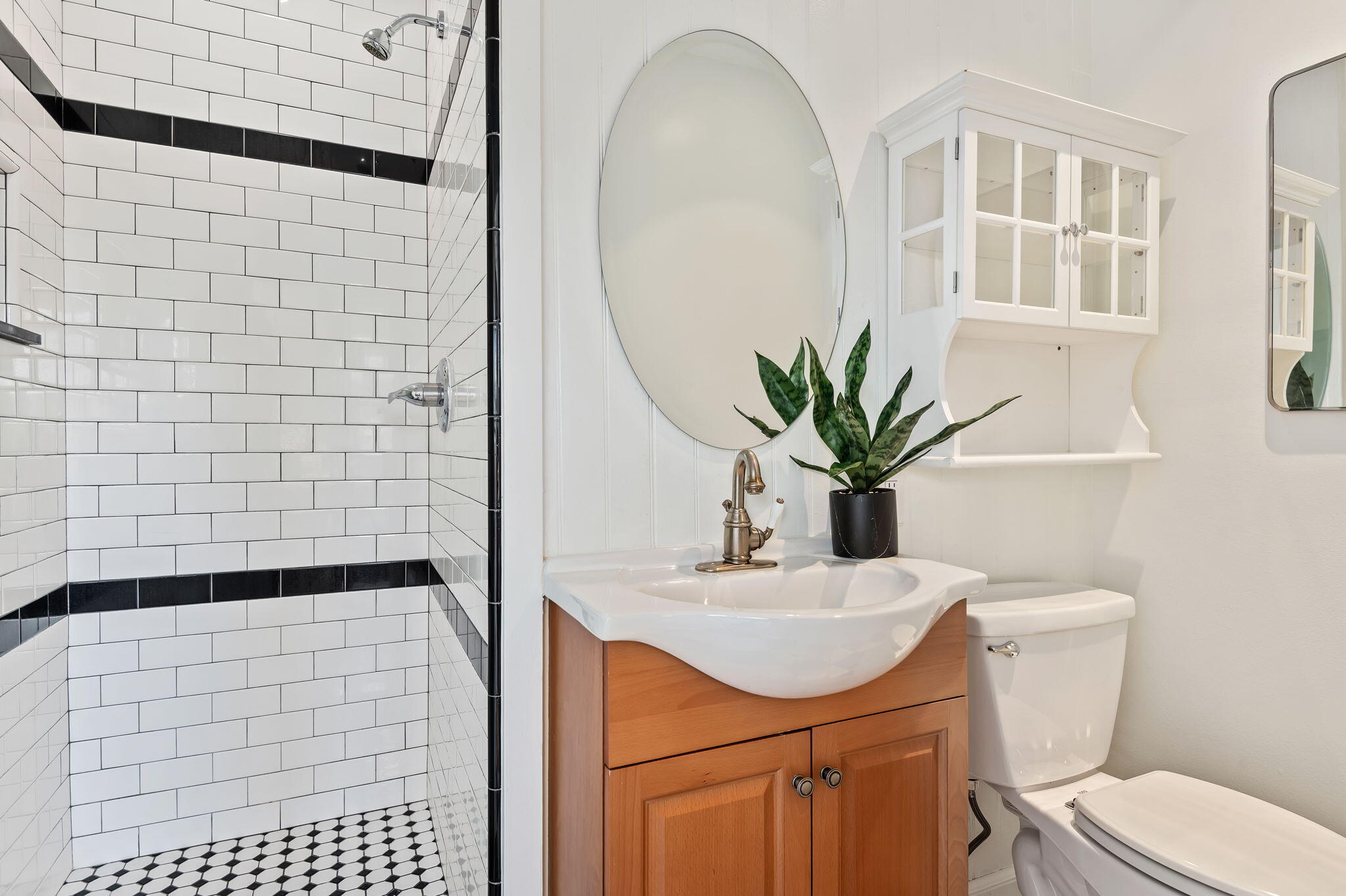 417 Donze Avenue Santa Barbara, CA 93101 - Photo 13 of 31 14-web-or-mls-14 - Bathroom 1