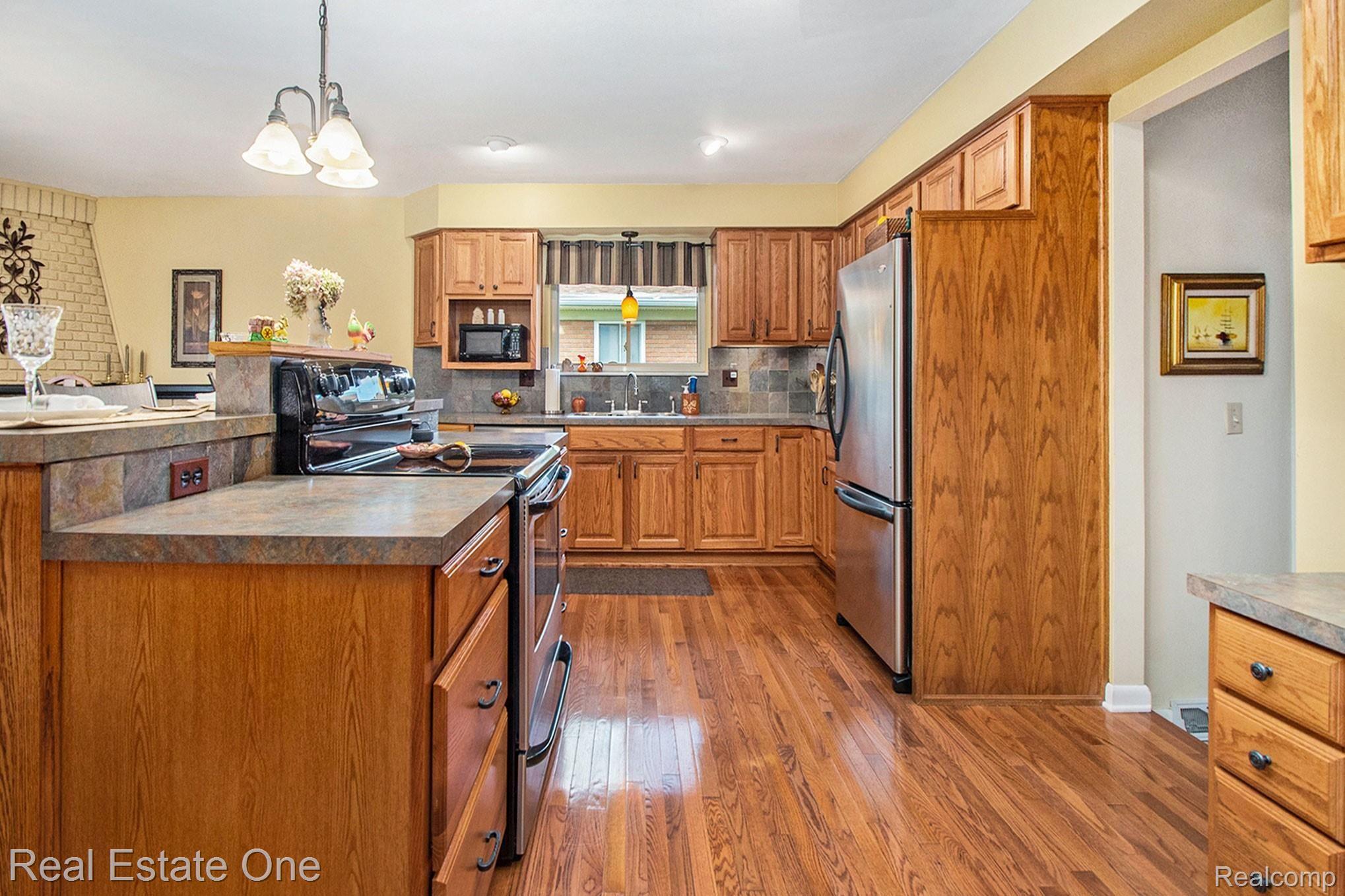 11198 Afton Road Southgate, MI 48195 - Photo 5 of 25 Hardwood floors throughout the kitchen, living & dining room. All one level