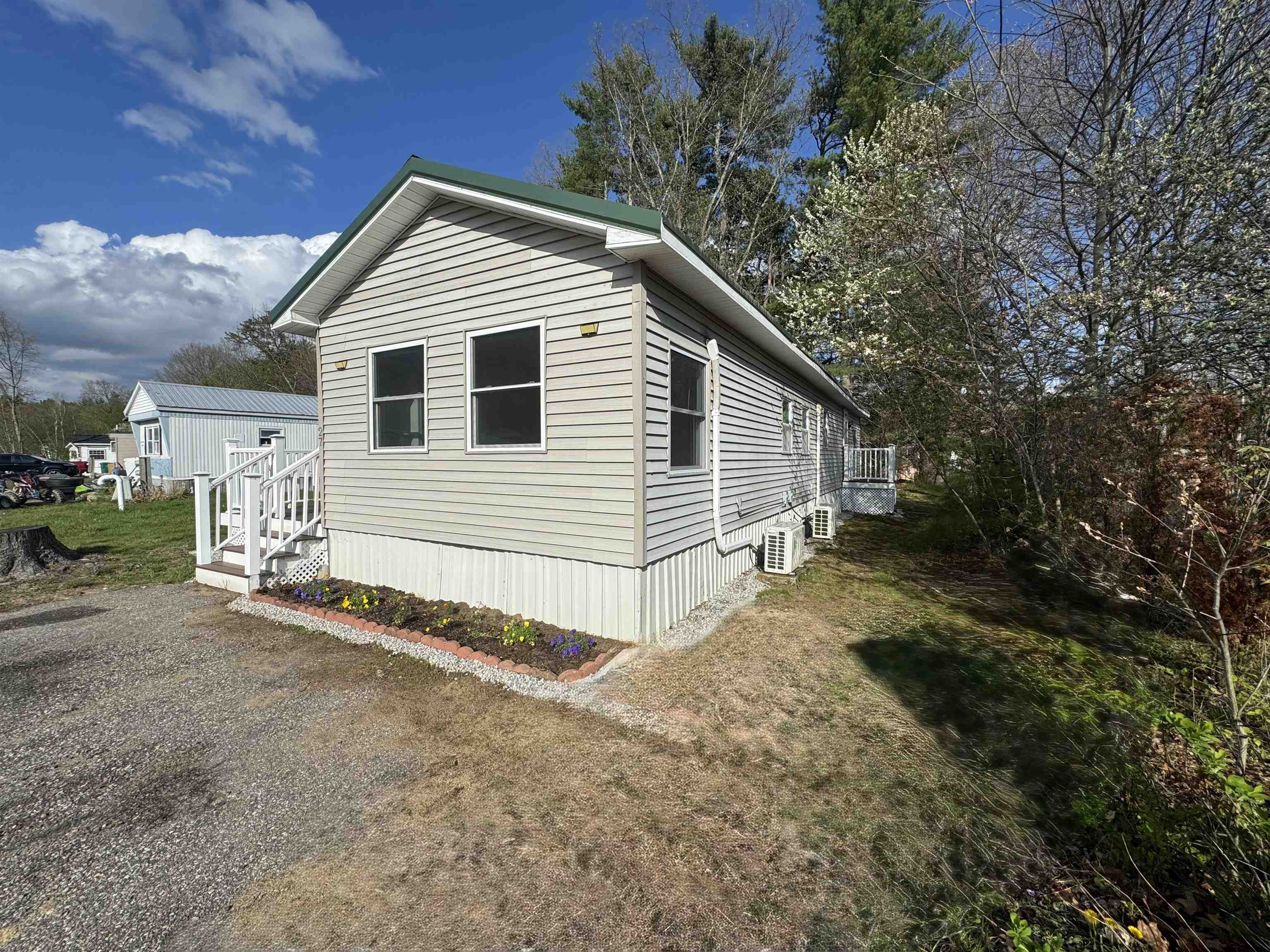 27 Mavis Avenue Rochester, NH 03839 - Photo 2 of 36