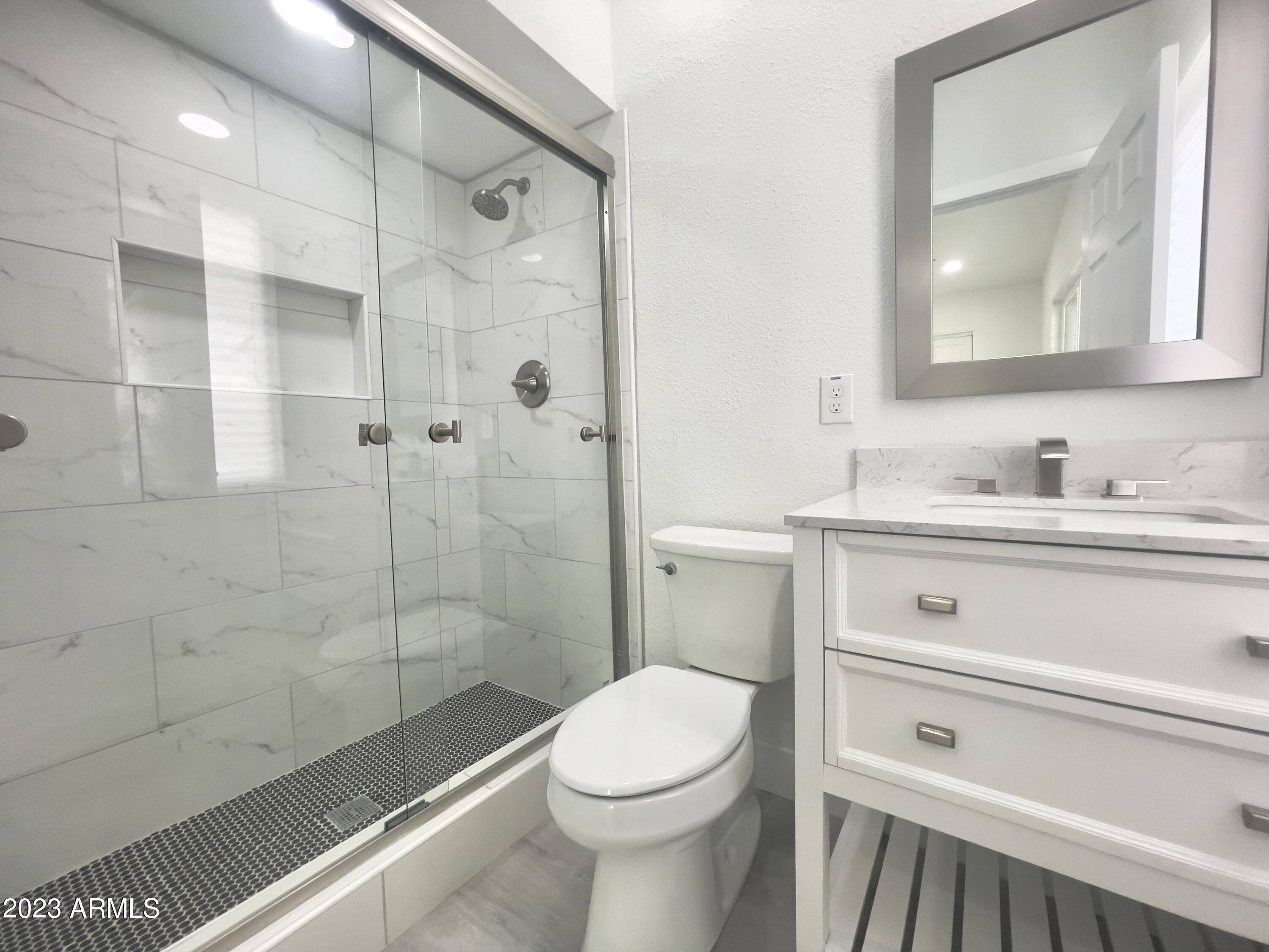 933 East Carson Road Phoenix, AZ 85042 - Photo 17 of 25 Primary Bathroom