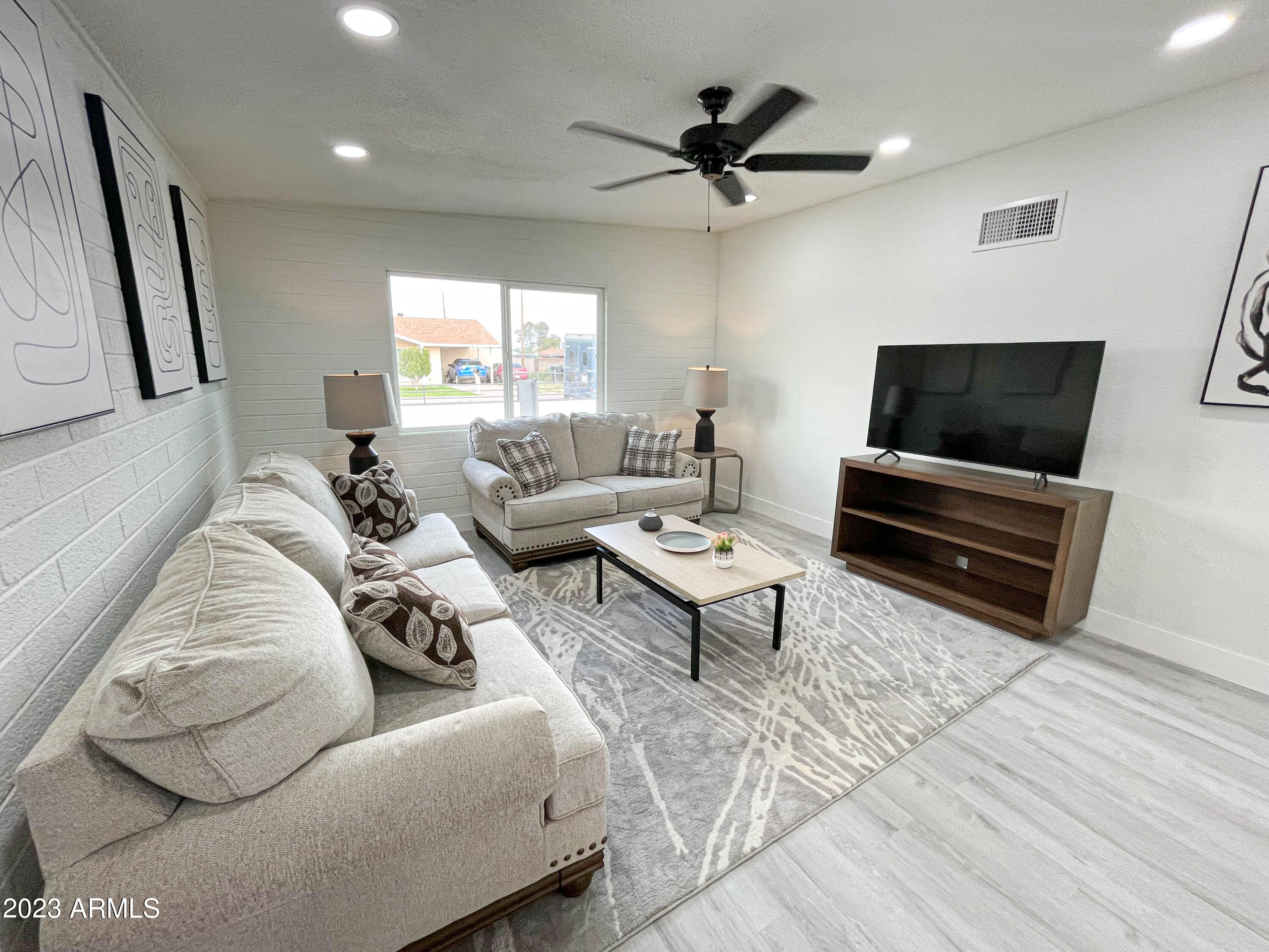 933 East Carson Road Phoenix, AZ 85042 - Photo 5 of 25 Living room