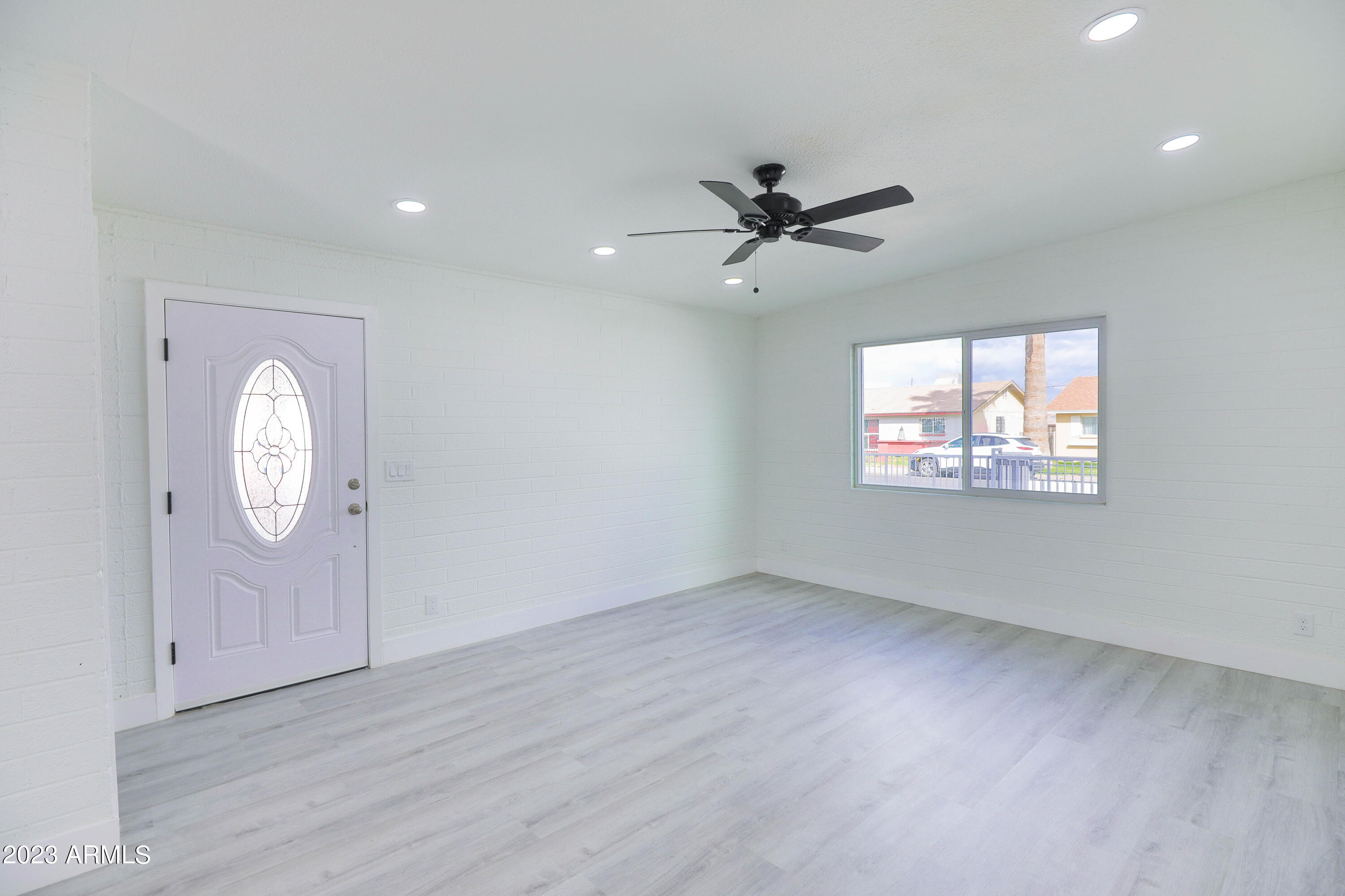 933 East Carson Road Phoenix, AZ 85042 - Photo 6 of 25 Entrance/Living Area