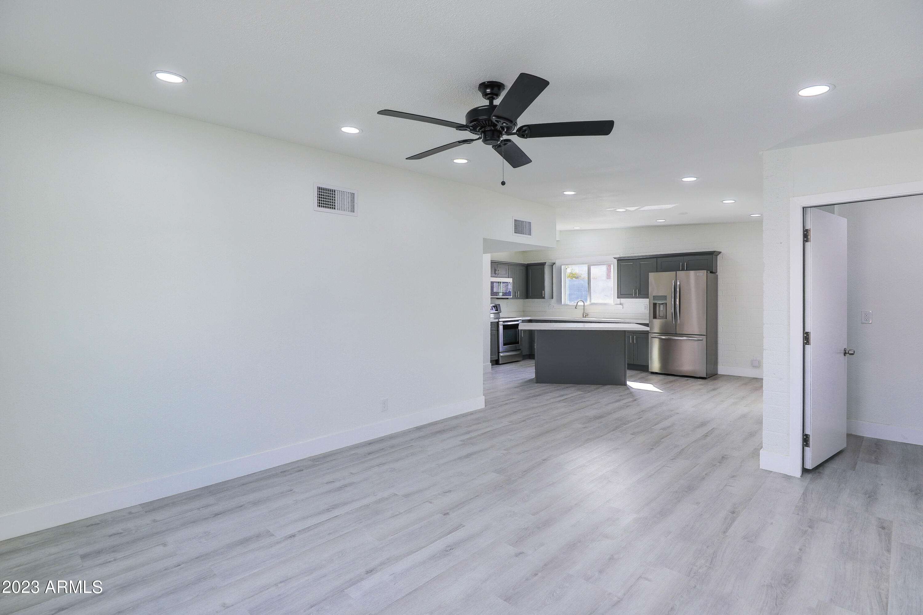 933 East Carson Road Phoenix, AZ 85042 - Photo 7 of 25 Living Room