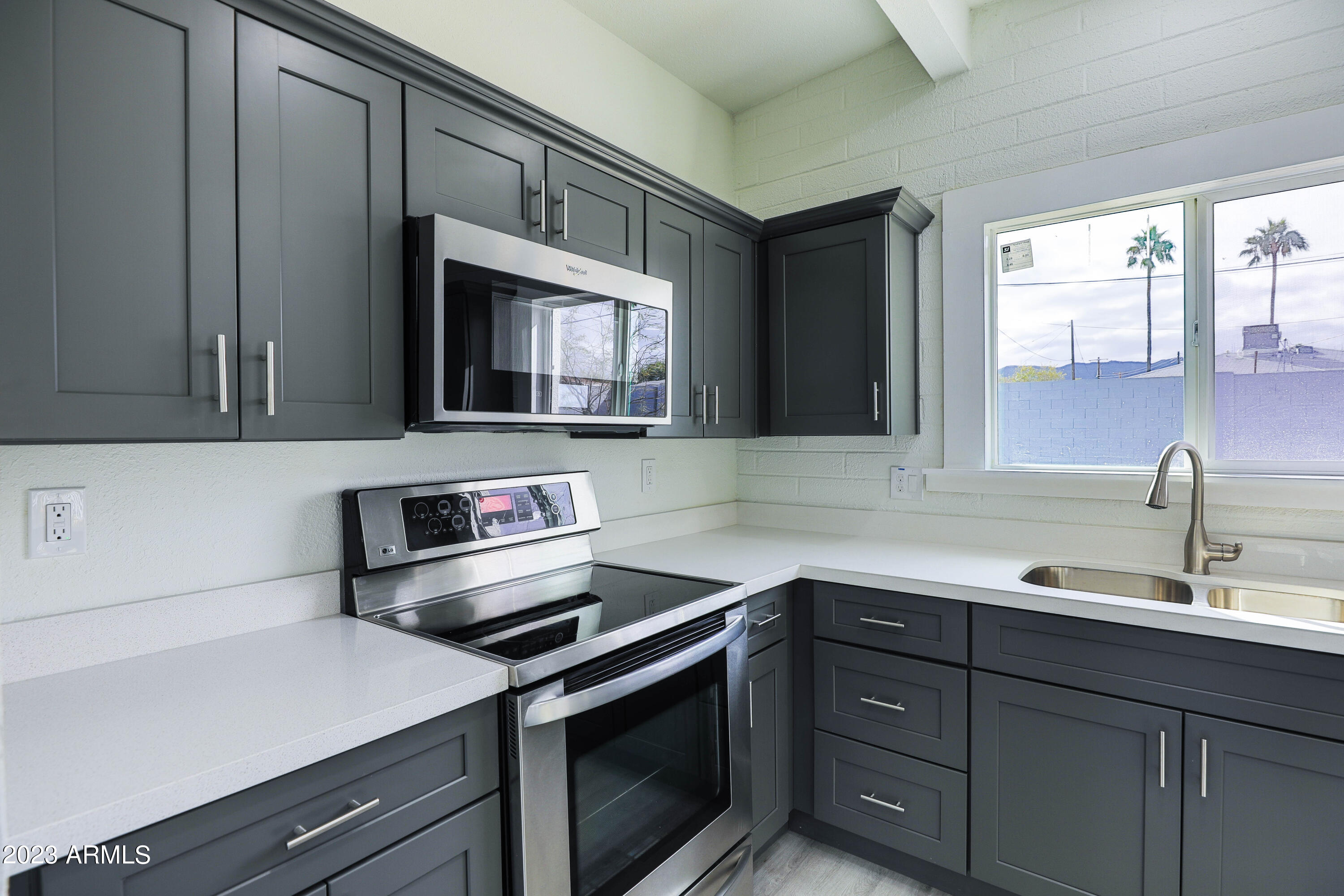 933 East Carson Road Phoenix, AZ 85042 - Photo 10 of 25 Kitchen