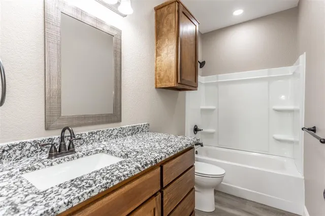 $699,000 | 322-410 East Division Street, Muenster, TX 76252