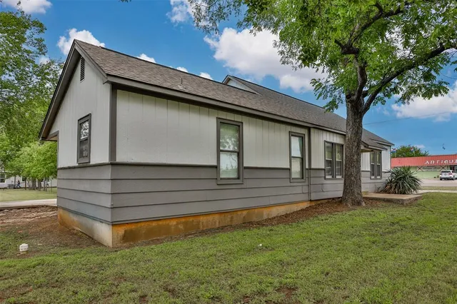 $699,000 | 322-410 East Division Street, Muenster, TX 76252