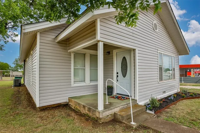 $699,000 | 322-410 East Division Street, Muenster, TX 76252