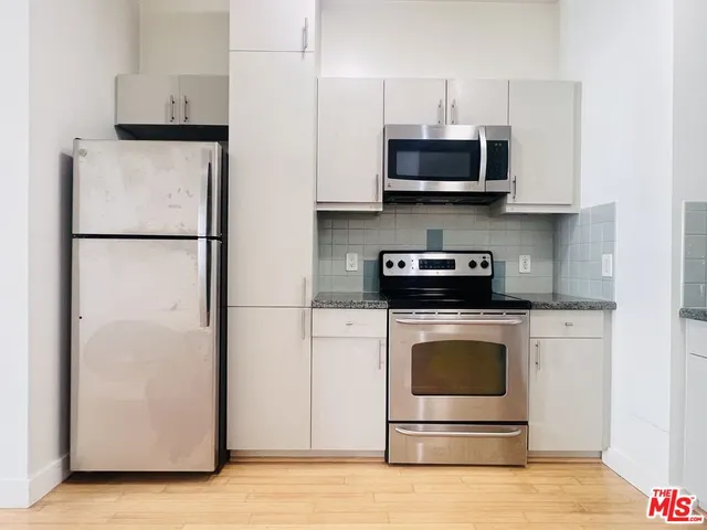 $2,700 | 3810 Wilshire Boulevard, Unit 303, Los Angeles, CA 90010