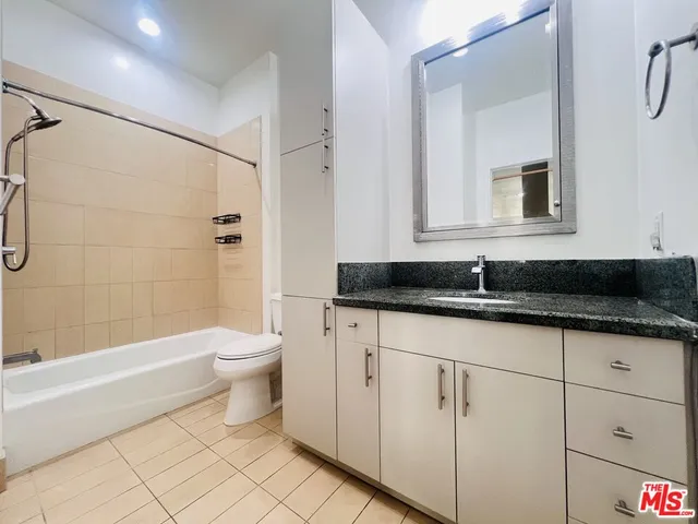 $2,700 | 3810 Wilshire Boulevard, Unit 303, Los Angeles, CA 90010